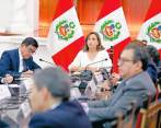 La presidenta del Perú, Dina Boluarte, lidero una reunión de su equipo para analizar salidas a la crisis que ya deja 28 muertos. Y en Ayacucho (al lado) familiares de una de las víctimas lo despiden. FOTOS Efe