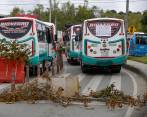 Durante el paro, los transportadores cerraron algunas vías, hecho que fue rechazado por la Alcaldía. los protestantes dicen que fue “humanitario” y solo para meter presión. FOTO MANUEL SALDARRIAGA