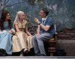 Miguel Sapochnik dirigiendo a las actrices Emily Carey y Milly Alcock. FOTO: CORTESÍA HBO MAX
