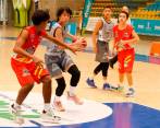 Baqueros de Cúcuta (uniforme gris) venció 68-35 a Puerto Berrío, en el baloncesto del Festival de Festivales, que arrancó este domingo con 24 juegos. FOTO cortesía Donaldo zuluaga -cd los paisitas