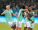 Festejo del primer tanto verde en el Atanasio. FOTO Jaime Pérez