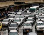 Las vías de acceso al aeropuerto internacional José María Córdova, de Rionegro, suelen congestionarse. Los taxistas dicen que el transporte ilegal está desbordado. FOTO ARCHIVO: JAIME PÉREZ MUNÉVAR