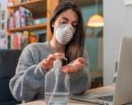 Continúe con las medidas de bioseguridad aunque sea vacunado. Foto: Sstock