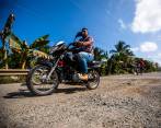 En Necoclí, Arboletes y San Juan de Urabá protestaron por el abandono de la vía nacional que cruza hasta Montería. En el detalle, una de las socavaciones de la carretera a la Costa. FOTO carlos velásquez y cortesía