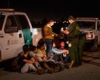 Inmigrantes son procesados por la Patrulla Fronteriza de EE. UU. después de cruzar la frontera desde México. El mes pasado fueron retenidos 17.491 colombianos. FOTO Getty