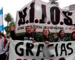 Decenas de personas se reunieron en la Plaza de Mayo para rendir homenaje a la activista Hebe de Bonafini. FOTO: EFE. 