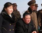 Imagen del líder de Corea del Norte, Kim Jong Un, junto a su hija y mandos del ejército, presenciando unos ejercicios de “contraataque nuclear” en un lugar no revelado el 18 y 19 de marzo de 2023. EFE
