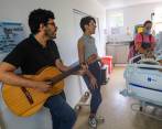 Anderson Medina Ríos y María José Sánchez acompañan con canciones a las personas que están enfermas y sus familiares, quienes atraviesan momentos difíciles. FOTO: Manuel Saldarriaga