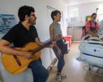 María José y Anderson son los únicos músicos que tiene la clínica para cantarles con amor a los pacientes internados y a sus familiares y cuidadores. Foto: MANUEL SALDARRIAGA QUINTERO.