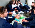 En salones, pasillos y patios de recreo la presencia de los dispositivos móviles es una realidad evidente. Esto podría cambiar con la ley Entornos seguros de aprendizaje. FOTO Jaime pérez 