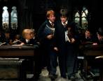 El protagonista de la saga Harry y su mejor amigo Ron en la primera película que acaba de cumplir 20 años de su estreno. Foto: Cortesía Warner 