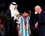 El emir de Qatar, Tamim bin Hamad Al Than, envistió a Messi con el besht antes de recibir el trofeo del Mundial. FOTO: EFE