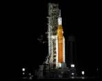 El cohete SLS en la plataforma de lanzamiento 39B mientras los equipos de la Nasa cargan más de 700.000 galones de propulsores criogénicos (hidrógeno y oxígeno líquido). FOTO: Nasa