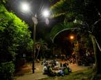 El Carlos E. Restrepo es uno de los 60 barrios de la ciudad que ya vive el cambio del alumbrado público. Las bombillas nuevas son tipo LED, distintas a las antiguas, que son a base de sodio. FOTO jaime pérez