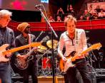 En el concierto estuvieron algunos de los emblemas del rock. En la imagen aparecen Eric Clapton, Gary Clark Jr y Ronnie Wood. Foto: Tomada de video.