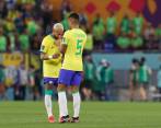 La pomada fue untada por Casemiro a Neymar antes de iniciar el segundo tiempo. FOTO EFE 