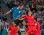 Diego Godín tuvo la opción más clara de gol de Uruguay hasta ahora en el partido ante Corea del Sur. Su cabezazo pegó en el palo. FOTO JUAN ANTONIO SÁNCHEZ