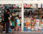 Visitantes en una caseta de la Feria del Libro de Madrid en 2022. FOTO Efe