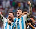 Lionel Messi y Leandro Paredes festejan el paso de Argentina. FOTO: JUAN ANTONIO SÁNCHEZ