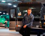 Jeremy Renner lleva varios años comprando buses y camiones que ya salieron de circulación. FOTO Cortesía Disney/Nina Riggio