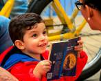 Esta celebración de los libros procura hacer de ellos una presencia constante en las vidas de la ciudadanía de Medellín. Foto: Jaime Pérez. 