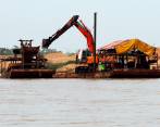 Dragas extractoras de oro en el río Nechí, en el Bajo Cauca Antioqueño. FOTO ARCHIVO: JAIME PÉREZ MUNÉVAR