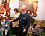 El maestro ha sido muy bien recibido en la ciudad cuando la ha visitado. Niños y adultos agradecen sus donaciones. Foto: Archivo
