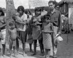 Eduardo Cote Lamus con Emilio Tichiliano y dos de sus tres mujeres en Bellavista, Chocó. Septiembre de 1958. Foto: Cortesía de los Herederos de Eduardo Cote Lamus.
