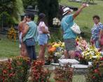 Tras entrar en confianza, los visitantes aprovechan para tomarse una selfie en la tumba del ídolo y llevarse un recuerdo de su visita a la ciudad. FOTO Manuel Saldarriaga