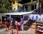 Algunos puestos de venta están ubicados tapando los grafitis, situación que está siendo solucionada. FOTO julio césar herrera