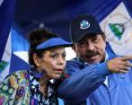 El régimen de Daniel Ortega en Nicaragua, apoyado por su esposa Rosario Murillo, le declaró la guerra a la iglesia católica. Ordenó el cierre de universidades y medios ligados a esa filial religiosa. Y encarceló curas. FOTO afp
