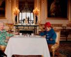Isabel II tuvo “una estrecha relación” con el oso Paddington, ambos se divertían y hasta la acompañó en su Jubileo de Platino por sus 70 años de reinado. FOTO Cortesía