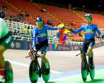 El antioqueño Ánderson Arboleda celebra una de las dos medallas de oro que alcanzó en Panamericanos. FOTO cortesía fedeciclismo