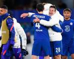 César Azpilicueta y sus compañeros del Chelsea celebran tras ganar la semifinal. FOTO efe