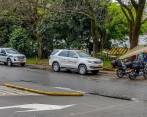 A las afueras de un almacén de cadena de El Poblado se encontraban patrullas de Migración Colombia y la Policía. En el parqueadero del almacén estaban funcionarios de estas instituciones acompañados de dos empleados de Rappi. En la versión web se puede ver el video completo. FOTO Nestor eSPIINOSA