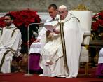 Pese a sus problemas de salud, que lo obligaron a permanecer sentado, Francisco presidió la tradicional misa de Gallo. FOTO EFE