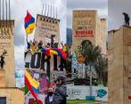 El Monumento a los Héroes llevaba 58 años de haberse levantado. (foto 1). Fue punto de encuentro durante las marchas en Bogotá (foto 2). La mole fue derribada este viernes por la empresa Metro (foto 3). Los trabajos de derribo comenzaron en la mañana (foto 4). FOTO Colprensa