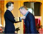 Daniel Craig recibe condecoración de manos de la princesa Ana. FOTO @RoyalFamily 