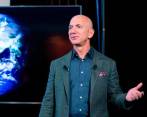 El millonario Jeff Bezos dejará su cargo como CEO en Amazon y en 15 días viajará al espacio junto a su hermano Mark. FOTO EFE