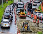 Estos son los trabajos que se ejecutan en la avenida Regional, en el carril central, lo cual está provocando graves congestiones para quienes vienen de La Estrella, Caldas y el Suroeste antioqueño. FOTO: JAIME PÉREZ