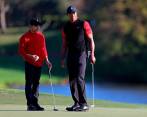 Charlie Woods y su padre Tiger, durante el desarrollo del torneo PNC Champions que se disputó en Estados Unidos. FOTO Getty 