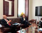 En la oficina del presidente del Congreso, Roy Barreras (derecha), estuvieron el viernes el exfiscal Eduardo Montealegre (izquierda) y su mano derecha, Jorge Perdomo, analizando vías jurídicas para implementar el sometimiento de bandas y del ELN. FOTO Cortesía