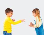 Mientras juegan, los niños se divierten coordinando movimientos y palabras. FOTO Sstock