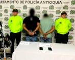 Estos son los dos hombres capturados por presunto constreñimiento ilegal. Foto: Cortesía Policía. 