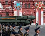 Moscú ya ha exhibido públicamente parte de su arsenal nuclear, como en esta celebración del 75 aniversario de la caída del régimen nazi. FOTO getty