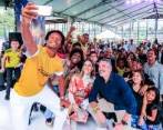 Cuadrado se jugó un ‘picao’ con los niños de La Sierra