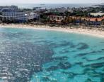 La isla pasó de tener 34 vuelos diarios a ocho, lo que ha ocasionado el incremento en el precio de los pasajes afectando la oferta hotelera y el comercio. Foto: Juan Antonio Sánchez