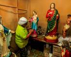 La pintoresca fábrica de santos que se esconde en una casona de Prado Centro