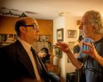 Javier Cámara y Fernando Trueba en uno de los momentos de grabación de El olvido que seremos en Medellín. Actor y director de la cinta colombiana. FOTO Cortesía caracol televisión.