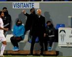 El técnico francés Zinedine Zidane está en la cuerda floja si no reacciona con el Real Madrid. FOTO EFE